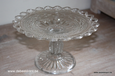 Antieke taartschotel in geperst glas